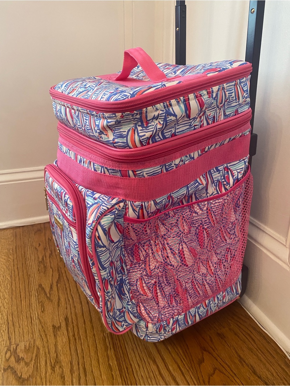 Lilly Pulitzer NWOT Pink & Blue Sailboat Patterned Rolling Insulated Cooler Bag - Picture 15 of 16